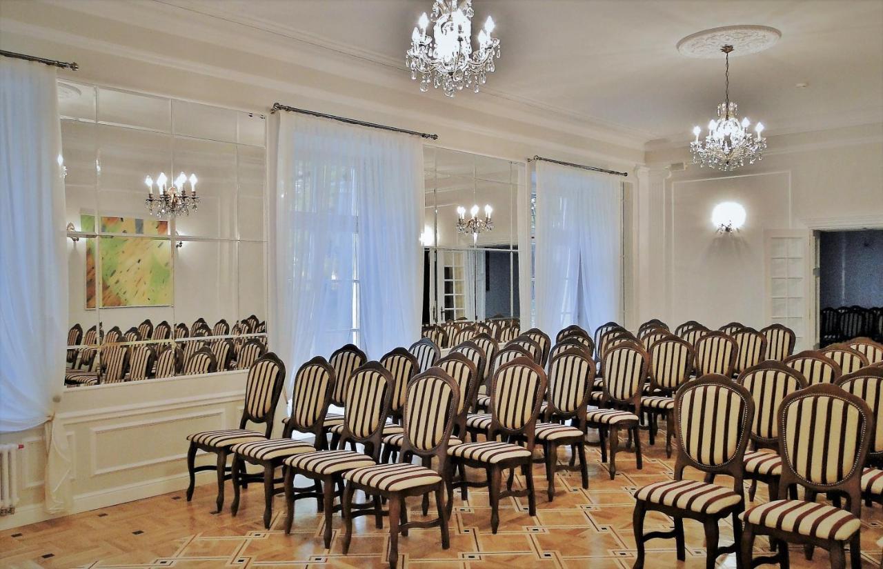 Palac Kobylin المظهر الخارجي الصورة
