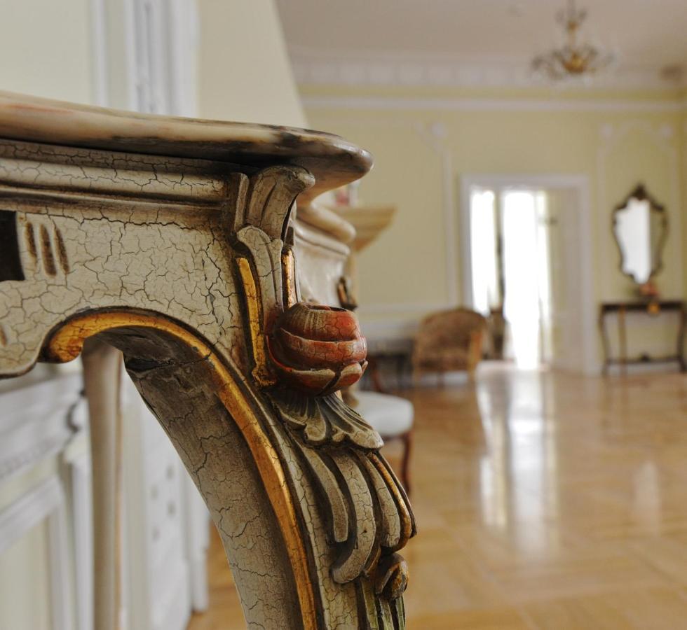 Palac Kobylin المظهر الخارجي الصورة